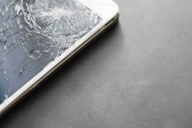 Camı kır. Kırık ekran. Bozuk telefon. Kırık cam arka plan. Camdaki beyaz çatlaklar.