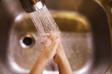 Hijyen kuralları. Yemekten önce el yıkama. Sabunlu antibakteriyel eller. Virüs enfeksiyonunu önlemenin yolu. Coronavirus koruması.