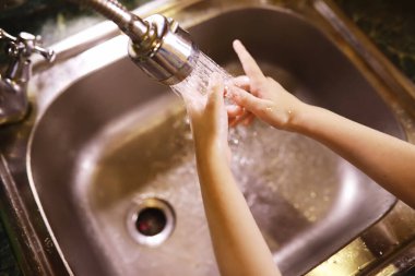 Hijyen kuralları. Yemekten önce el yıkama. Sabunlu antibakteriyel eller. Virüs enfeksiyonunu önlemenin yolu. Coronavirus koruması.