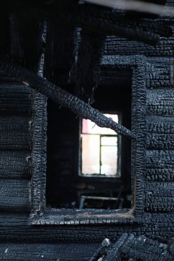 Yangından sonra ahşap ev. Kütüklerdeki kömürleri. Evin külleri yangından. Yanmış kır evi..