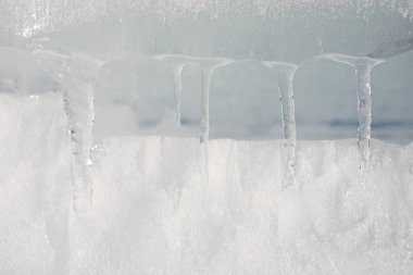 Güneşin altındaki bir bahar gününde eriyen buzun dokusu.