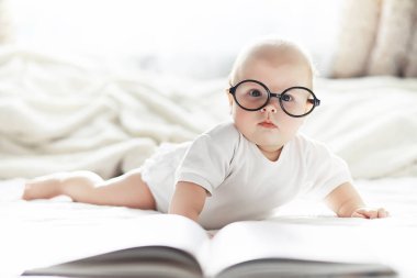 Yeni doğmuş bir bebek yumuşak bir yatakta yatıyor. Çocukların duygu eğitimi.