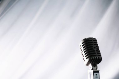 Retro mikrofonun yanında dur. Tripodun üzerindeki mikrofon. Klasik mikrofonlu sanatçının performansı. Mikrofonlu bir sahne.