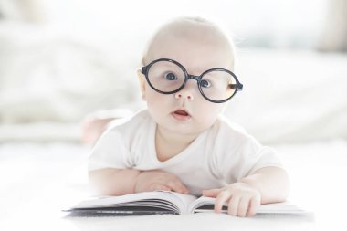 Yeni doğmuş bir bebek yumuşak bir yatakta yatıyor. Çocukların duygu eğitimi.