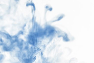 Suyun içinde bir tutam boya. Sudaki boyanın çözülmesi. Su kirliliği. Sanat yaratıcılığı kavramı.