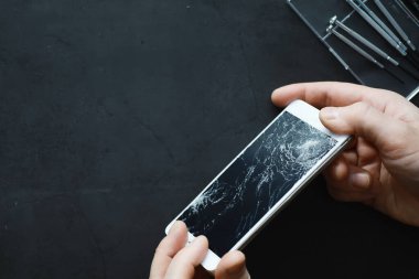 Kırık dokunmatik ekranlı akıllı telefon. Cep telefonu bozuk. Telefon bozuldu. Cep telefonuna kırık cam takmak. Akıllı telefon onarımı.