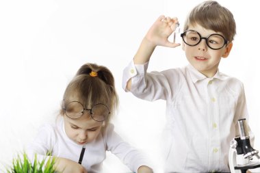 Genç bilim adamları kimyagerler. Çocukların mesleki rehberliği. Meslek seçimi. Doktor, laboratuvar asistanı, kimyager..