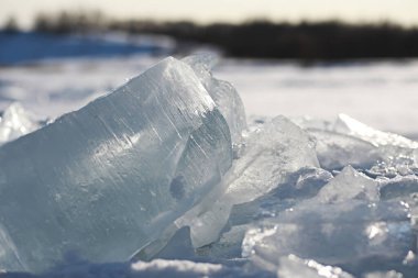 Güneşin altındaki bir bahar gününde eriyen buzun dokusu.