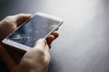 Kırık dokunmatik ekranlı akıllı telefon. Cep telefonu bozuk. Telefon bozuldu. Cep telefonuna kırık cam takmak. Akıllı telefon onarımı.