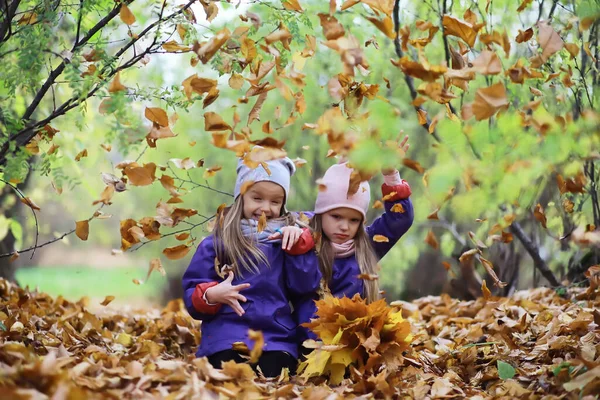 Kinder Spazieren Herbstpark Laubfall Park Familie Sturz Glück — Stockfoto