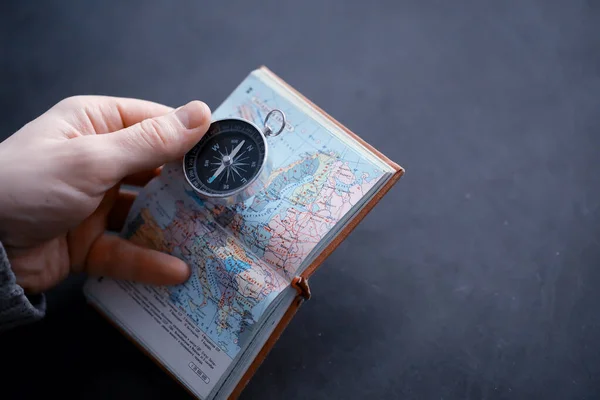 旅行概念 手握指南针手握地图和飞机背景的复古航海家 冒险经历 — 图库照片
