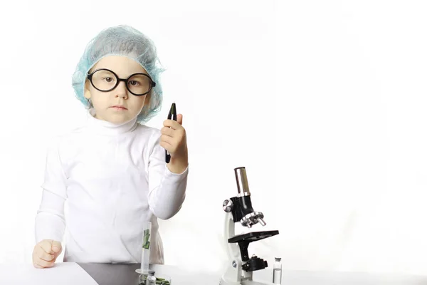 年轻的科学家化学家 儿童职业指导 选择职业 实验室助理 化学家 — 图库照片
