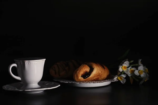 Francuskie Śniadanie Stole Kawa Croissant Czekoladą Karafka Śmietaną Świeże Wypieki — Zdjęcie stockowe