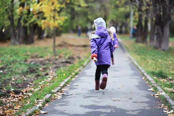 Los Niños Dan Paseo Parque Otoño Caída Hojas Parque Familia —  Fotos de Stock