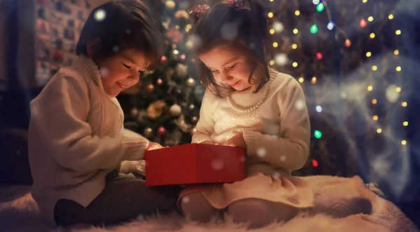 Familia Víspera Navidad Chimenea Niños Abriendo Regalos Navidad Niños Bajo — Foto de Stock