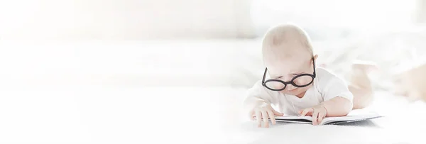 Bebé Recién Nacido Está Acostado Una Cama Blanda Emociones Infantiles — Foto de Stock