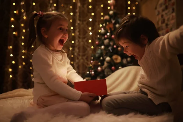 Familia Víspera Navidad Chimenea Niños Abriendo Regalos Navidad Niños Bajo — Foto de Stock