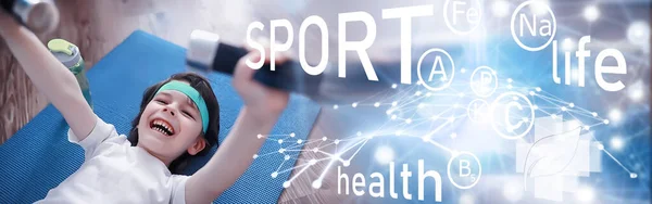 Sport Und Gesunde Lebensstil Kind Beim Sport Hause Yogamatten Hantel — Stockfoto