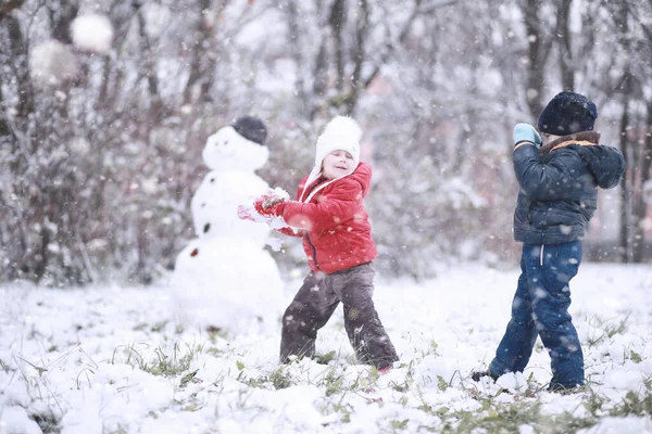 Дети Гуляют Парке Первым Снегом — стоковое фото