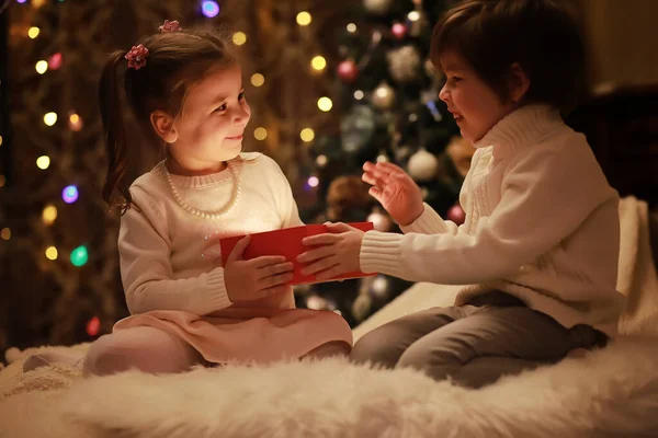 Familia Víspera Navidad Chimenea Niños Abriendo Regalos Navidad Niños Bajo — Foto de Stock