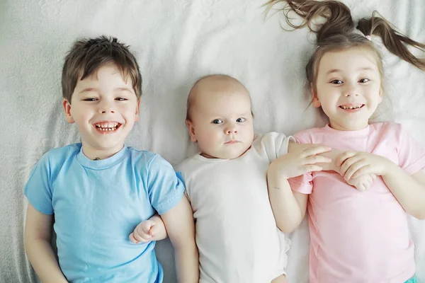Kinder Liegen Auf Dem Bett Neben Dem Neugeborenen Kleine Schwester — Stockfoto