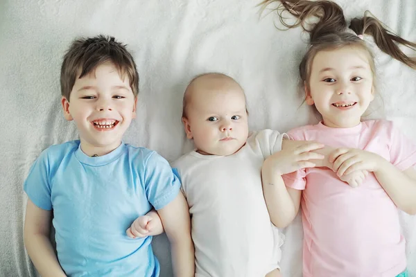 Bambini Sono Sdraiati Sul Letto Accanto Neonato Sorellina Emozioni Dei — Foto Stock