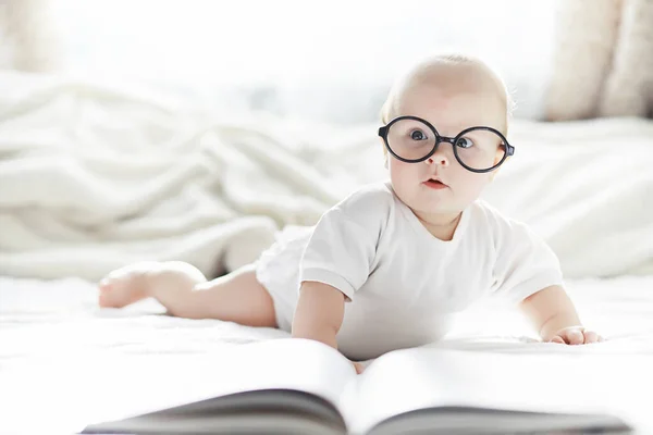 Bebé Recién Nacido Está Acostado Una Cama Blanda Emociones Infantiles —  Fotos de Stock