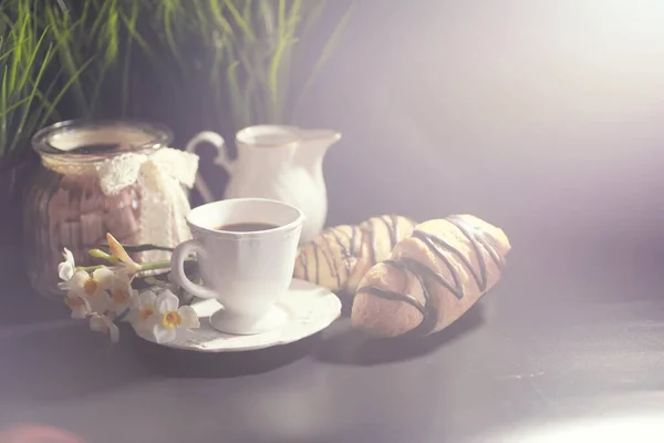 Französisches Frühstück Auf Dem Tisch Kaffee Croissant Mit Schokolade Und — Stockfoto