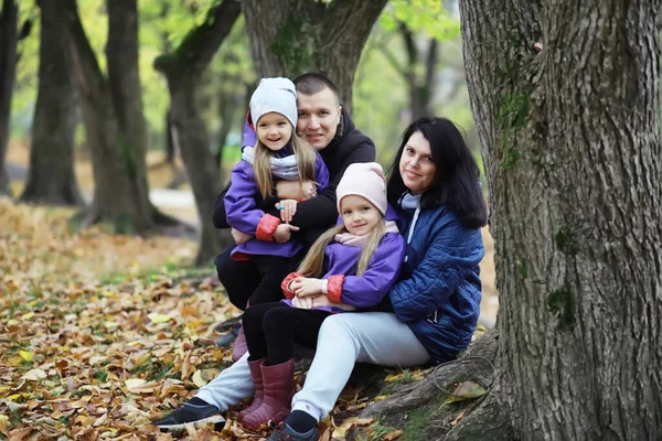 Діти Прогулянку Осінньому Парку Лист Падає Парку Сім Падіння Щастя — стокове фото