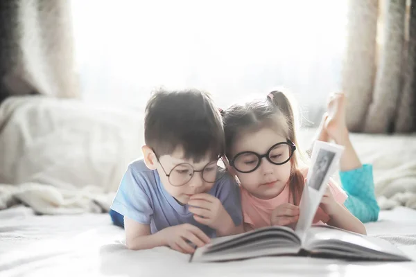 Los Niños Yacen Cama Junto Bebé Recién Nacido Hermanita Emociones —  Fotos de Stock