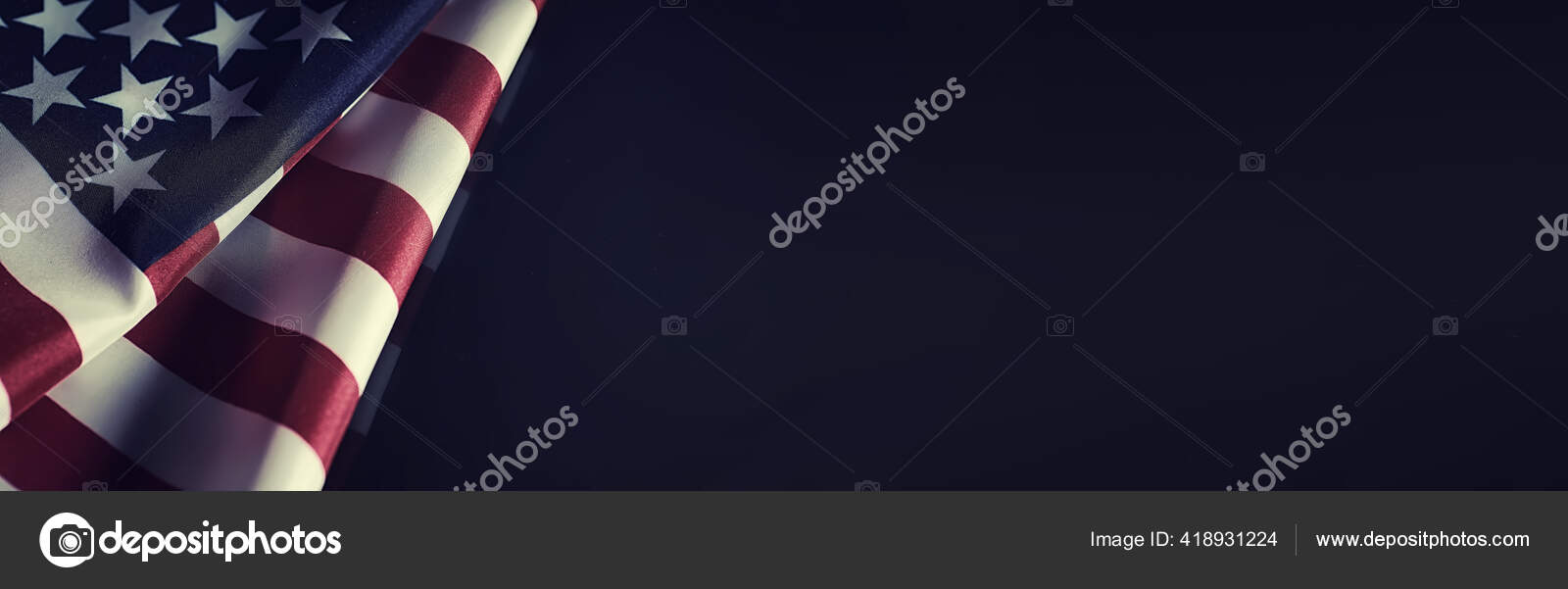 镜子背景上的美国国旗美利坚合众国的国徽黑底星条旗 图库照片 C Alexkich 镜子背景上的美国国旗美利坚合众国的国徽黑底星条旗 图库照片 C Alexkich