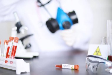 Laboratuvardaki bir bilim adamı viral zatürreenin tedavisi için ilaçları test ediyor. Hastalıklı hastaların Coronovirus kan testi. Dünya salgını.