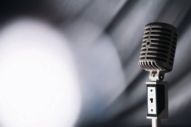 Retro mikrofonun yanında dur. Tripodun üzerindeki mikrofon. Klasik mikrofonlu sanatçının performansı. Mikrofonlu bir sahne.