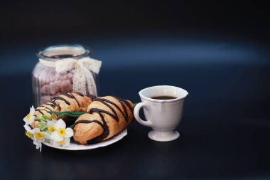 Masada Fransız kahvaltısı. Çikolatalı kahve kruvasanı ve kremalı sürahi. Taze hamur işleri ve kafeinsiz kahve..
