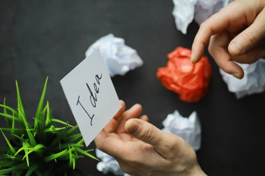 Renkli kağıt parçaları. Yaratıcılık kavramı ve fikirlerin oluşumu. Yaratıcı düşünce. Uçan kağıt.