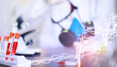 Laboratuvardaki bir bilim adamı viral zatürreenin tedavisi için ilaçları test ediyor. Hastalıklı hastaların Coronovirus kan testi. Dünya salgını.