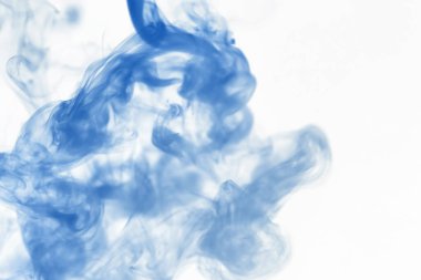 Suyun içinde bir tutam boya. Sudaki boyanın çözülmesi. Su kirliliği. Sanat yaratıcılığı kavramı.