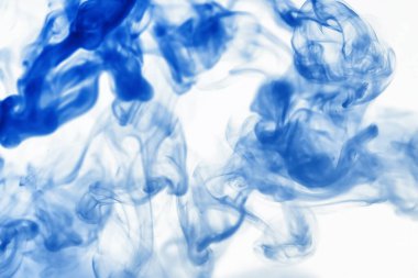 Suyun içinde bir tutam boya. Sudaki boyanın çözülmesi. Su kirliliği. Sanat yaratıcılığı kavramı.