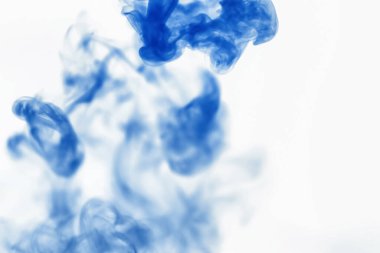 Suyun içinde bir tutam boya. Sudaki boyanın çözülmesi. Su kirliliği. Sanat yaratıcılığı kavramı.