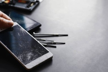 Kırık dokunmatik ekranlı akıllı telefon. Cep telefonu bozuk. Telefon bozuldu. Cep telefonuna kırık cam takmak. Akıllı telefon onarımı.