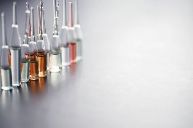 Kurbanları test etmek ve enfekte olanları tedavi etmek için ilaç ve test tüpleri. İlaçlı ampuller. İlaçlı test tüpleri..