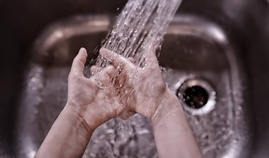 Hijyen kuralları. Yemekten önce el yıkama. Sabunlu antibakteriyel eller. Virüs enfeksiyonunu önlemenin yolu. Coronavirus koruması.