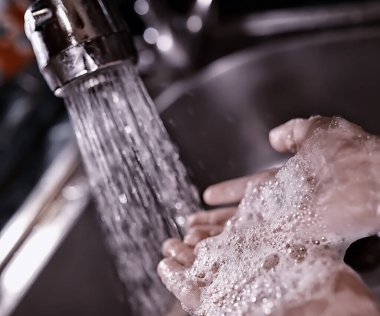 Hijyen kuralları. Yemekten önce el yıkama. Sabunlu antibakteriyel eller. Virüs enfeksiyonunu önlemenin yolu. Coronavirus koruması.