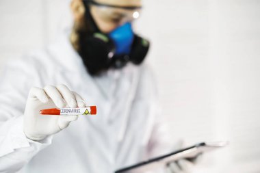 Laboratuvardaki bir bilim adamı viral zatürreenin tedavisi için ilaçları test ediyor. Hastalıklı hastaların Coronovirus kan testi. Dünya salgını.