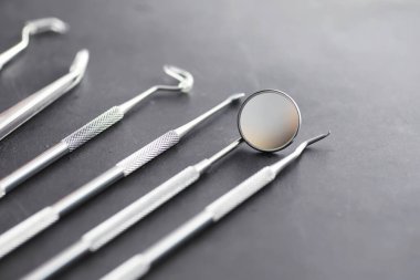 Diş muayenehanesi için ekipman. Ortopedik aletler. İş aletleri olan bir diş teknisyeni. Dişçi metal aletleri.