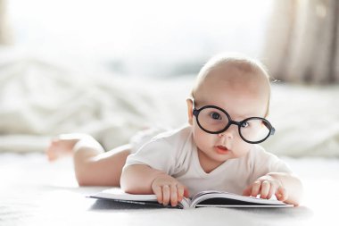 Yeni doğmuş bir bebek yumuşak bir yatakta yatıyor. Çocukların duygu eğitimi.