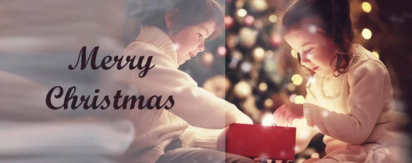 Famiglia Alla Vigilia Natale Camino Bambini Aprono Regali Natale Bambini — Foto Stock
