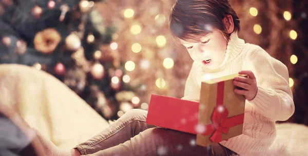 가족은 크리스마스 벽난로에서 아이들이 Xmas 선물을 합니다 크리스마스 상자가 아이들 — 스톡 사진