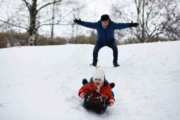 Barn Parken Vintern Barn Leker Med Snö Lekplatsen Skulpterar Snögubbar — Stockfoto
