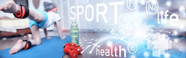 Sport Och Hälsosam Livsstil Barn Som Idrottar Hemma Yogamatta Hantel — Stockfoto